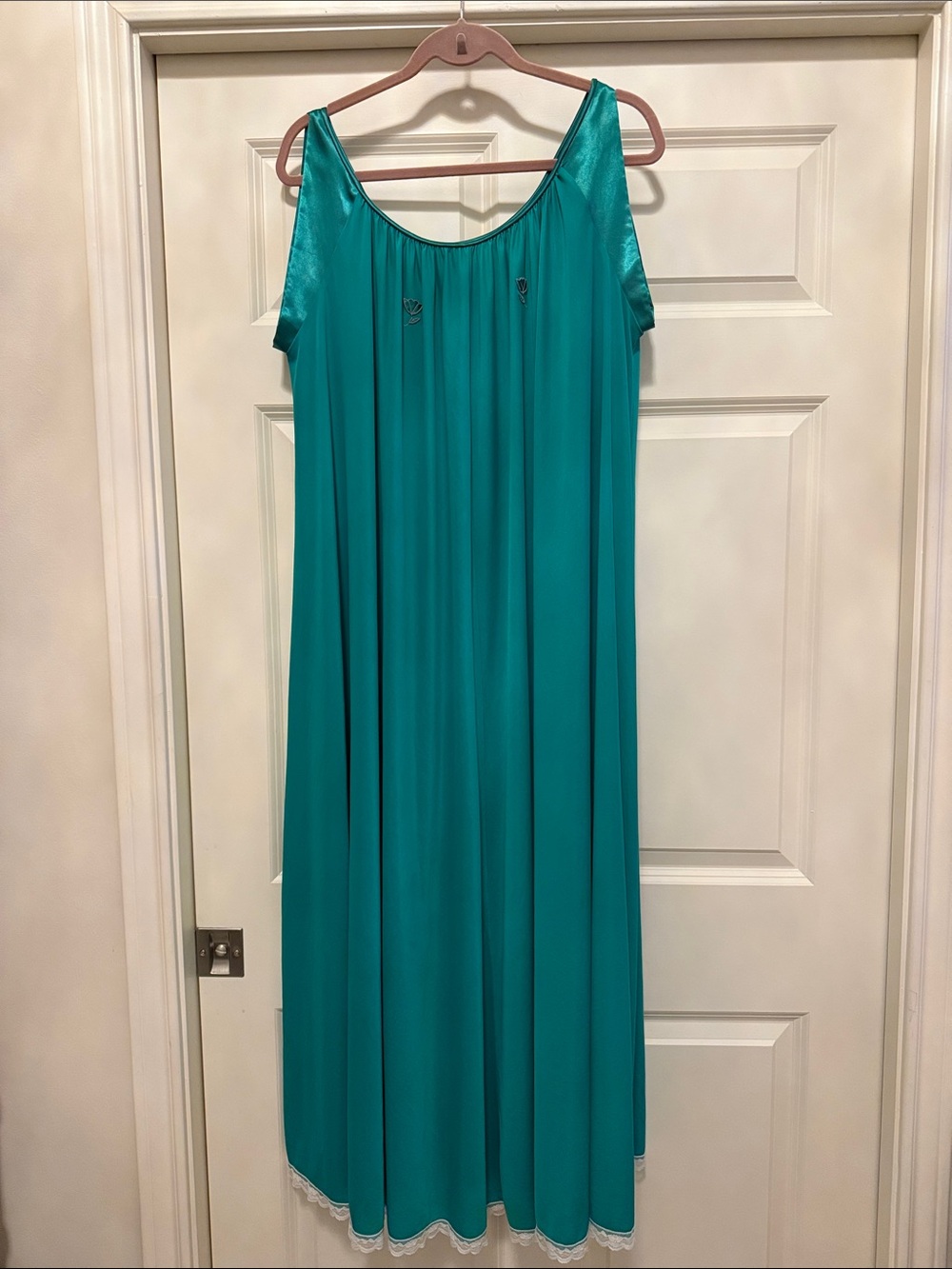 Lucie Ann Teal Vintage Nightgown size M, 💯 nylon satin shoulders